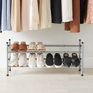 An extendable shoe rack