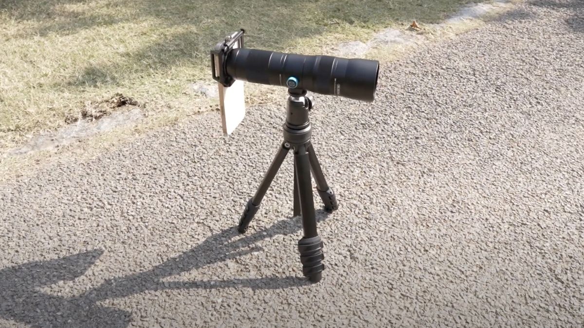 A smartphone with the Apexels 20x-60x smartphone lens on a tripod