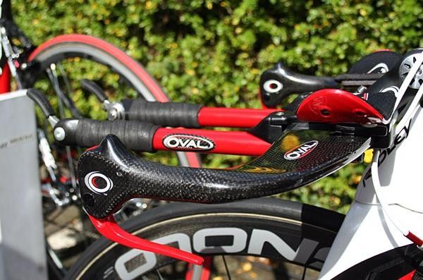 Evans' time trial bar setup allows him to get as low as possible and keeps his arms level.