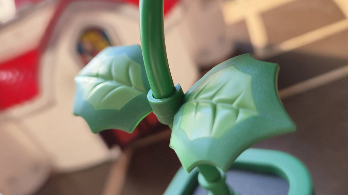 Photo by Rosalie Newcombe of a close up of the clip on leaf detail of the Hori Piranha Plant Switch 2 camera.
