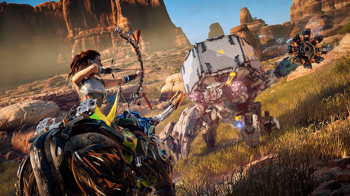 Horizon Zero Dawn ratsastava Aloy taistelussa vihollisrobottia vastaan.