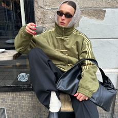 Fashion person @lara_bsmnn wears a TikTok fashion trend. She wears a toggle jacket.