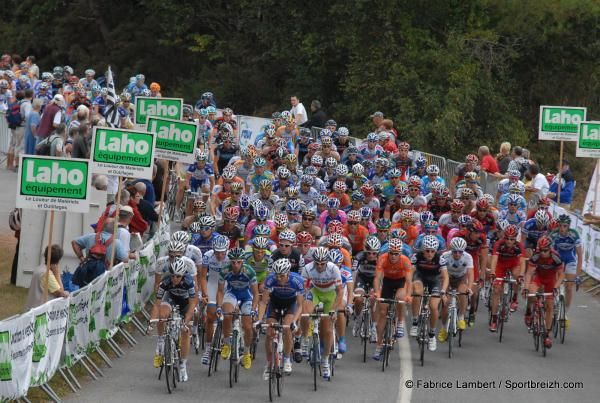 The peloton at the GP Ouest France in Plouay