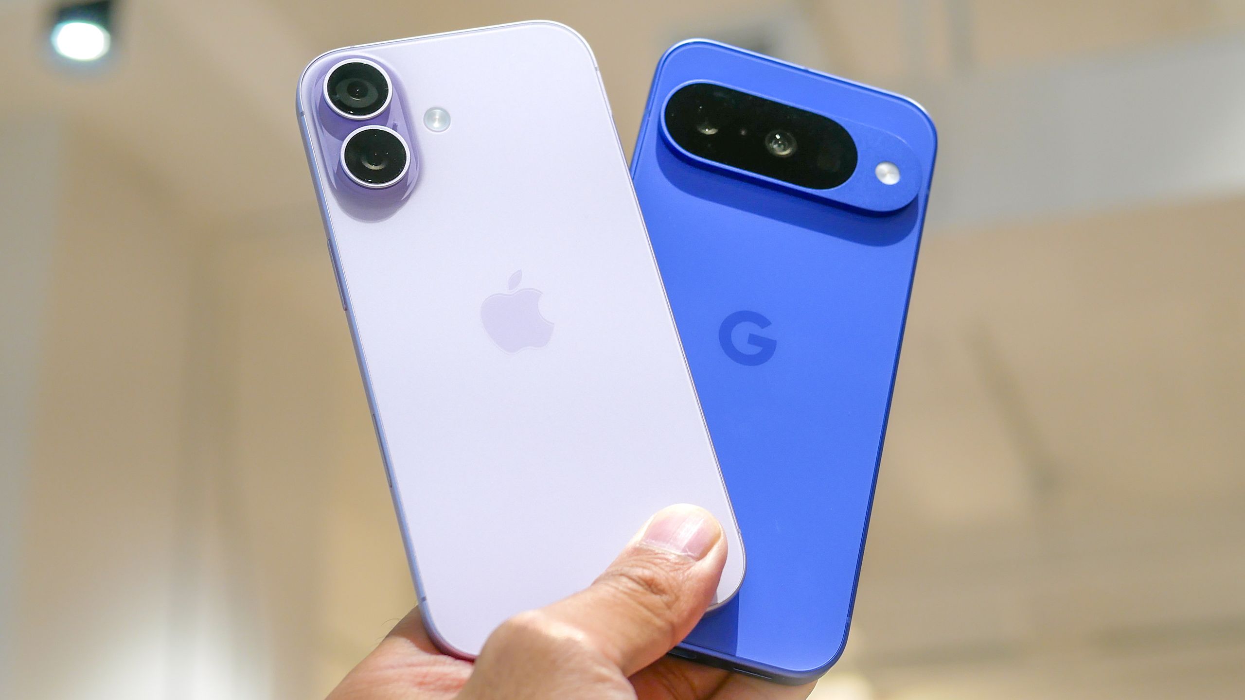 Pixel 11 vs iPhone 17 जानिए  कौन-सा स्मार्टफोन है आपके लिए बेहतर 