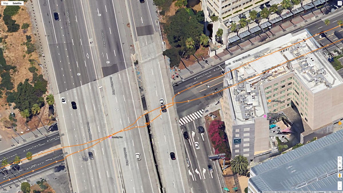 Google Maps satellite data showing how the Garmin Forerunner 970 (orange line) tracks my position during a race in downtown San Jose under an underpass and near tall buildings.