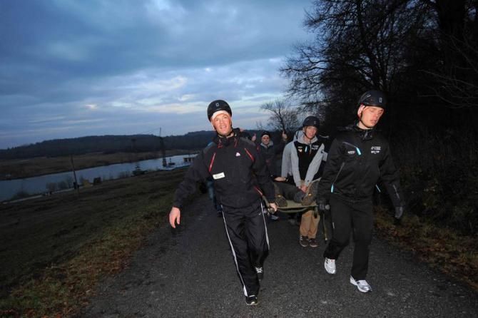 Thumbs up! Tony Martin and co. stretcher a teammate