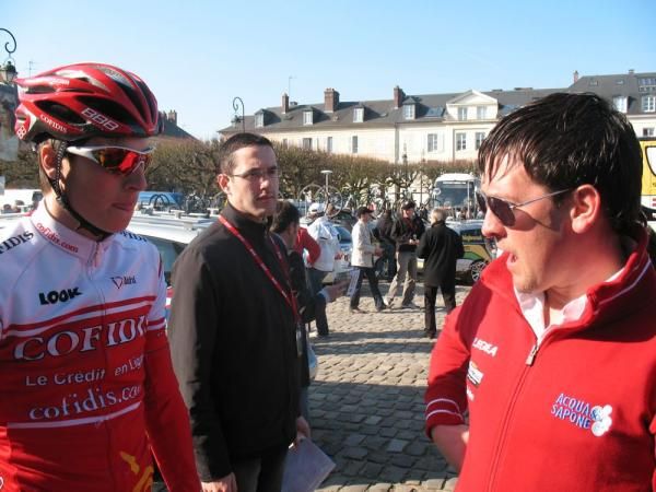 Jens Keukeleire (Cofidis) receives advice from former pro rider Nico Mattan