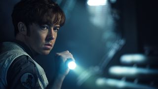 外星人:地球 - 圖像:亞歷克斯·勞瑟(Alex Lawther)是隱士。