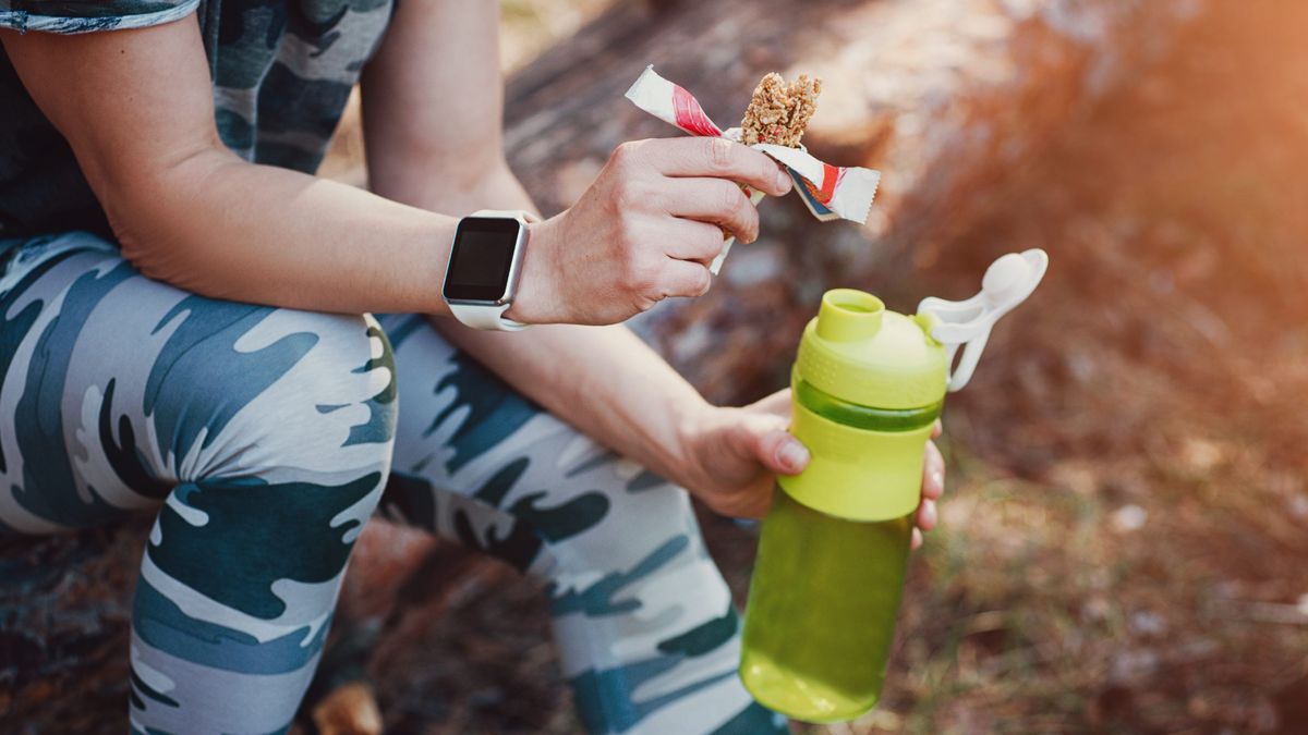 What to eat while running how eating and drinking at the right time