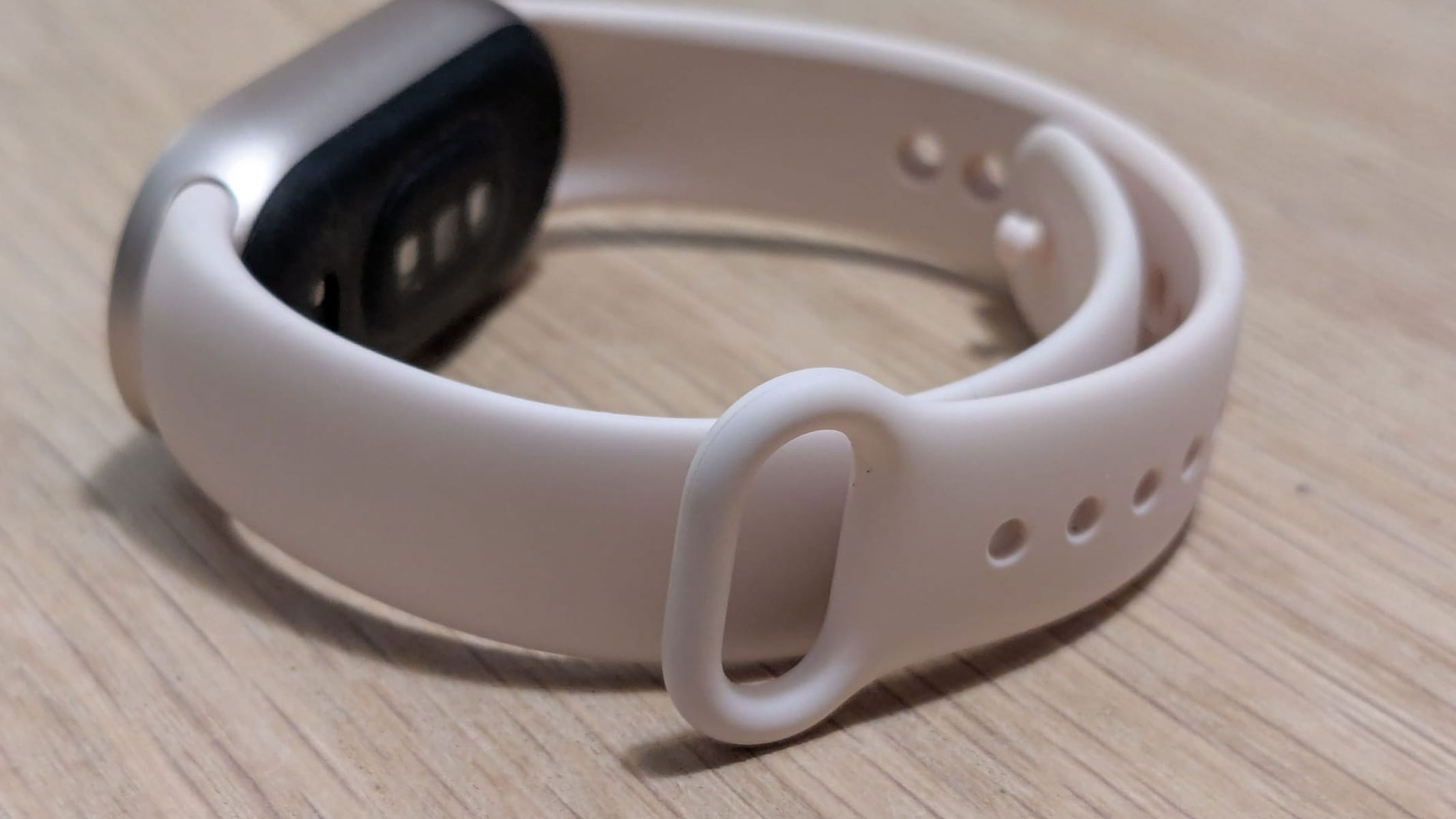 A close-up of the light pink strap loop of the Xiaomi Smart Band 10.