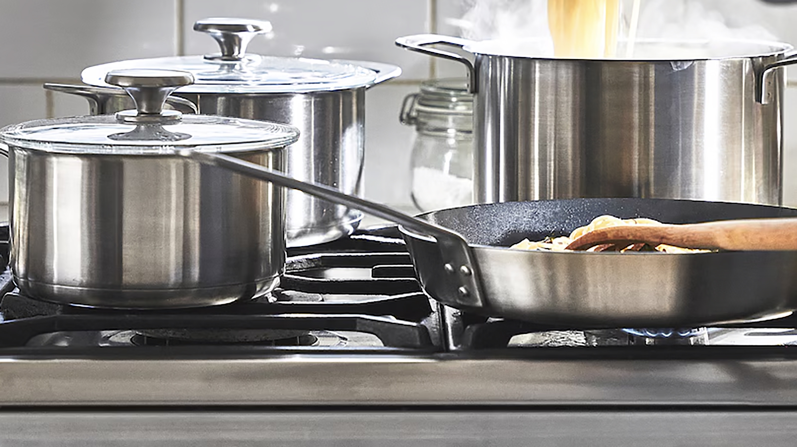 IKEA's saucepan set on stove