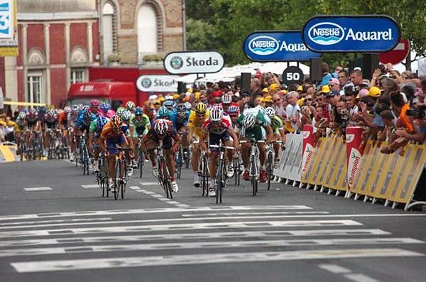 Robbie McEwen (Davitamon-Lotto) heads for the line