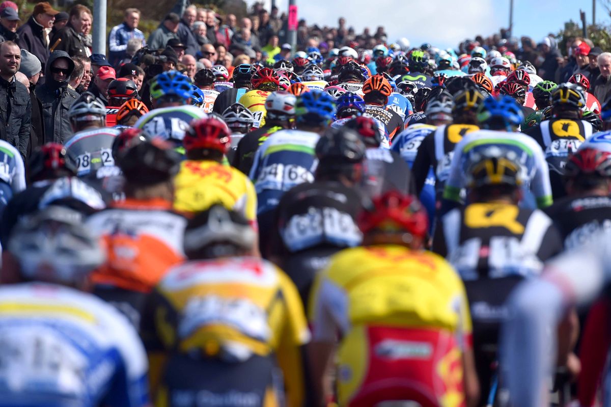 The peloton climbs up a berg