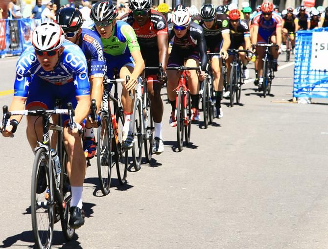 Dan Holloway (Athlete Octane) leads the field and strings it out