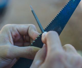 Sharpening a saw