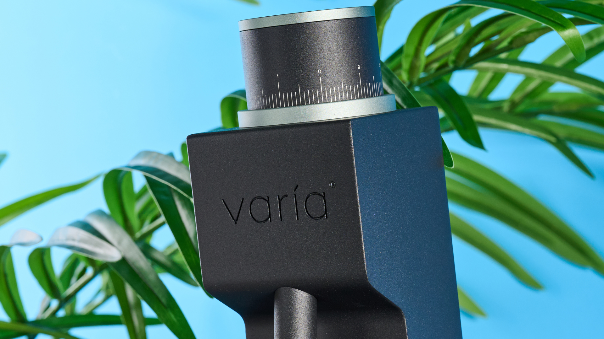 Varia vs3 penggiling kopi digunakan pada permukaan batu dengan latar belakang biru