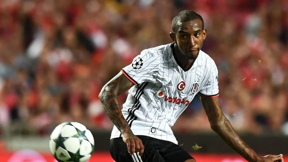 Talisca passa por cirurgia no pé direito e desfalca Besiktas de 2 a 3 meses