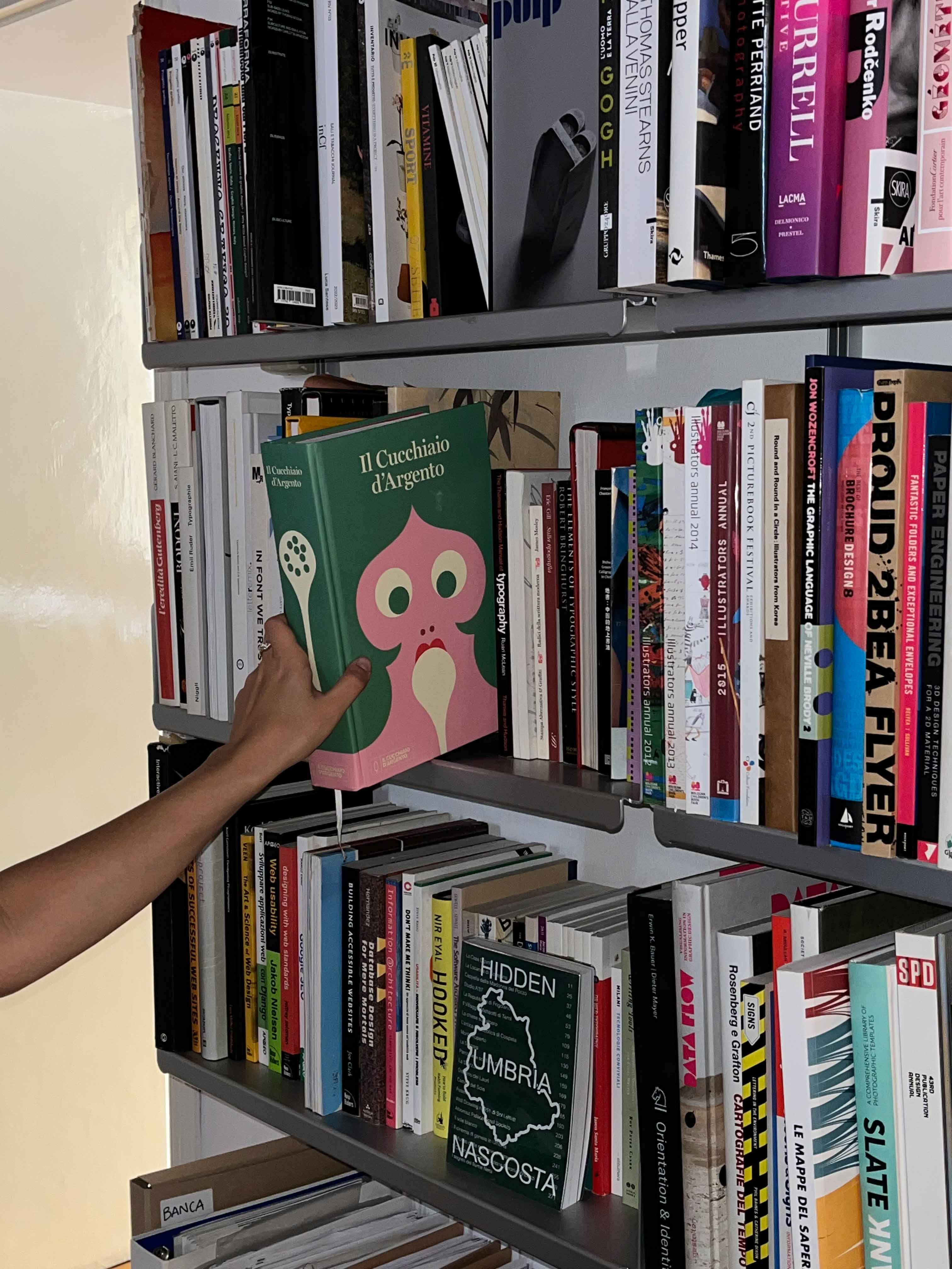 Book Il Cucchiaio d&#039;Argento on a bookshelf