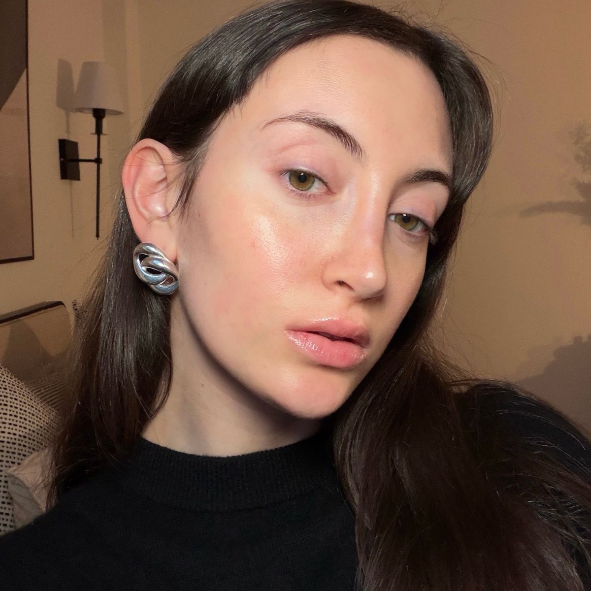 An image ofBest Knockoff Luxury Clothing
 associate beauty editor Alyssa Brascia wearing bronzing drops.