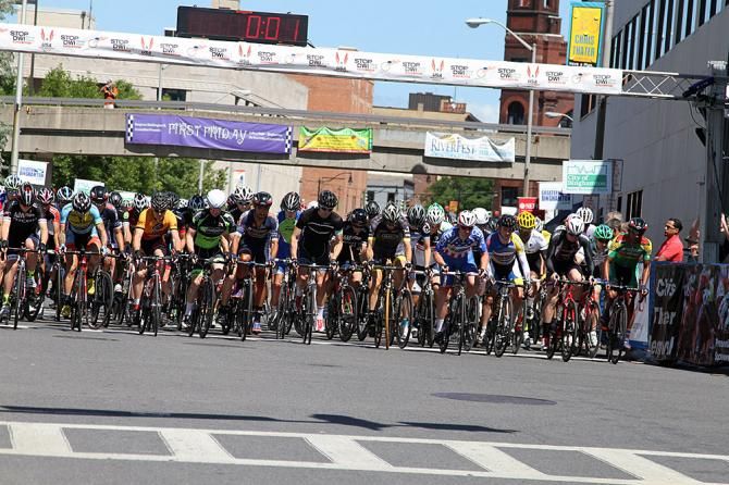 Men&rsquo;s field lines up for the second day&rsquo;s race
