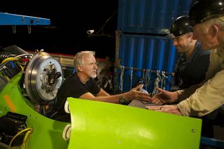 james Cameron mariana trench, james cameron dive science, how does james cameron&#039;s dive help science, effects of james cameron&#039;s dive, mariana trench dive, deep sea life, deep sea news, james cameron dive news