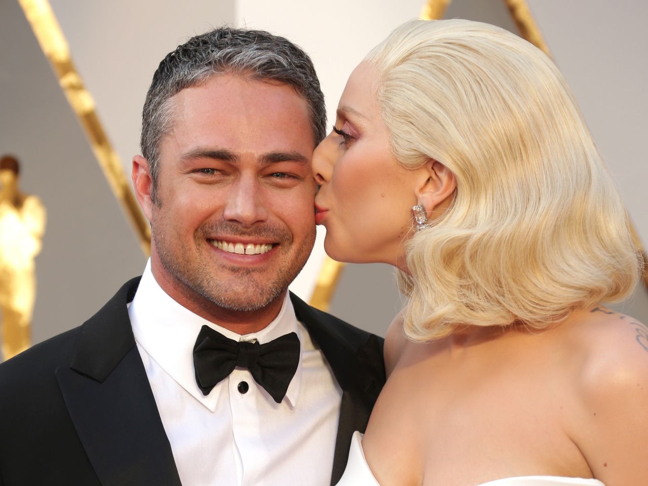 lady-gaga-taylor-kinney-couple-photo-kissing