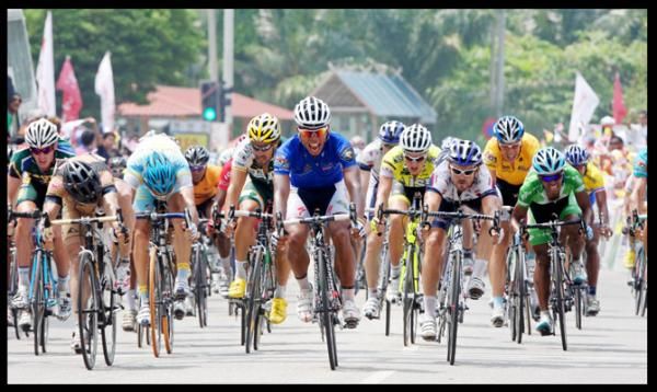 Anuar Manan (blue) of the Geumsan Ginseng Asia team takes out the fifth stage into Port Dickson.
