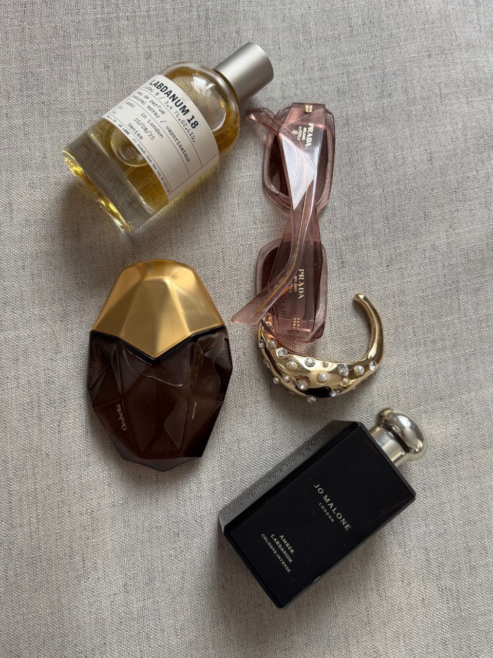 Uma imagem mostrando os melhores perfumes de labdanum; Cortesia de Le LaBo, Jo Malone London e Orebella, capturados por @denisePrimbet