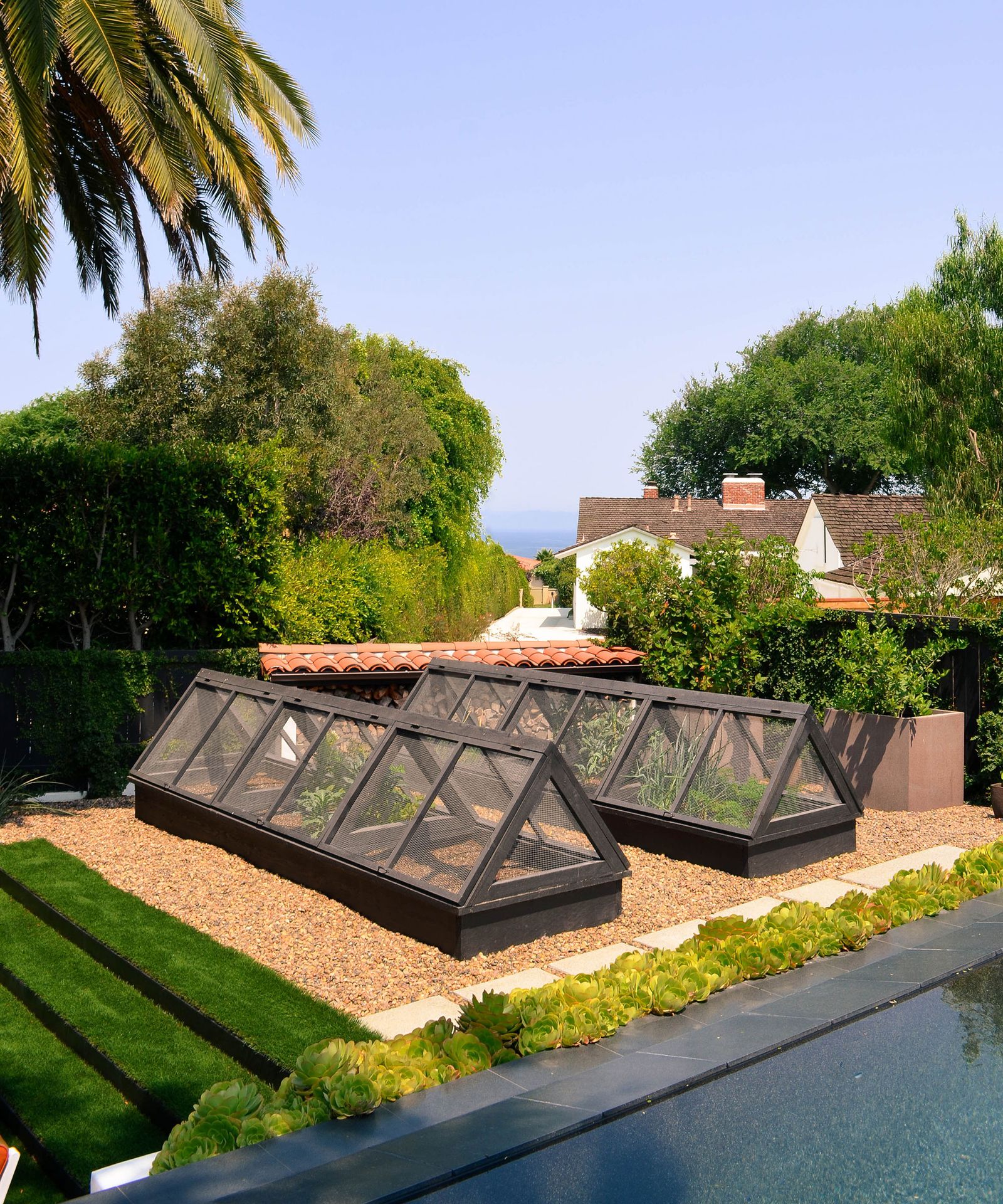 Dog-friendly backyard ideas: 10 looks for a fun, safe space | Homes and ... - Backyard Dog Shelter Ideas For Large Yard