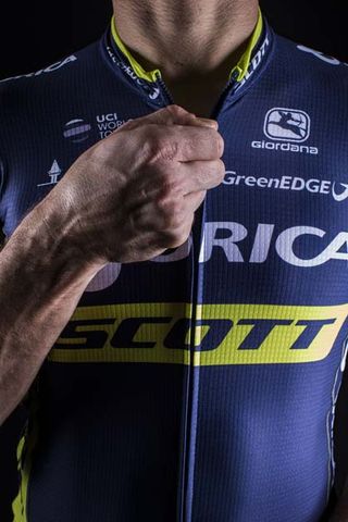 The Scott logo is prominent on the kit