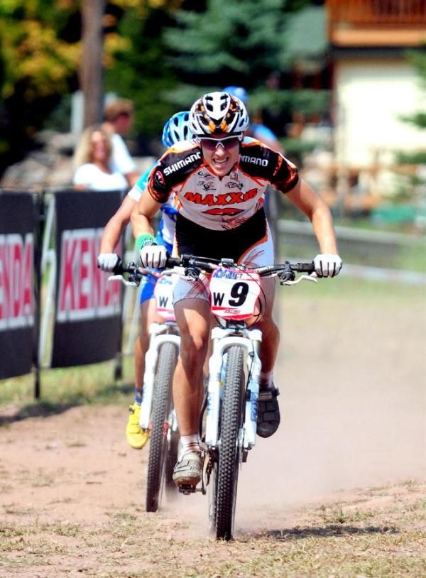 Lea Davison (Team Maxxis-Rocky Mountain) sprints to the line with Katerina Nash (Luna Womens MTB).