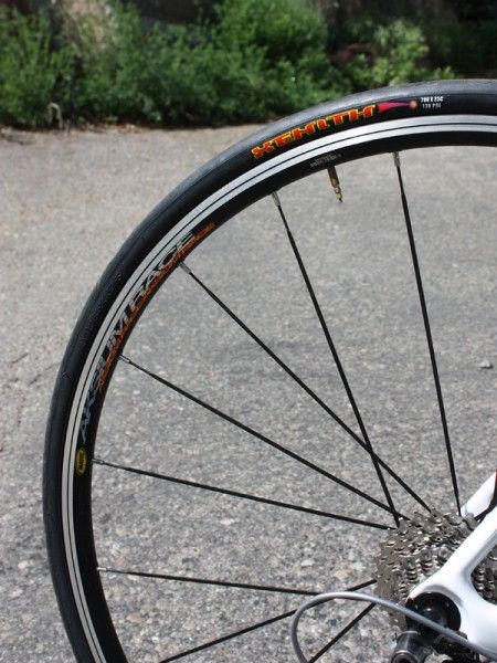 The Aksium wheels have a stiff ride and the Maxxis Xenith clinchers are a solid all-around option