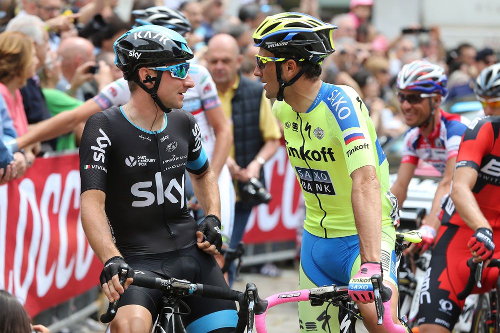Ivan Basso and Elia Viviani talk before the start