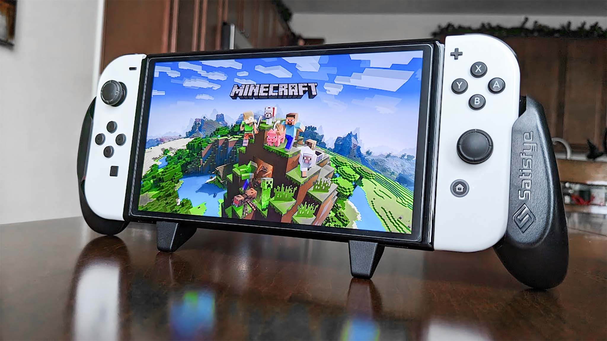 Satisfye ZenGrip Pro en Switch OLED mientras juegas Minecraft