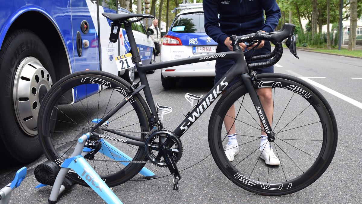 Dan Martin is riding the race on what we suspect to be the 2018 Specialized Tarmac