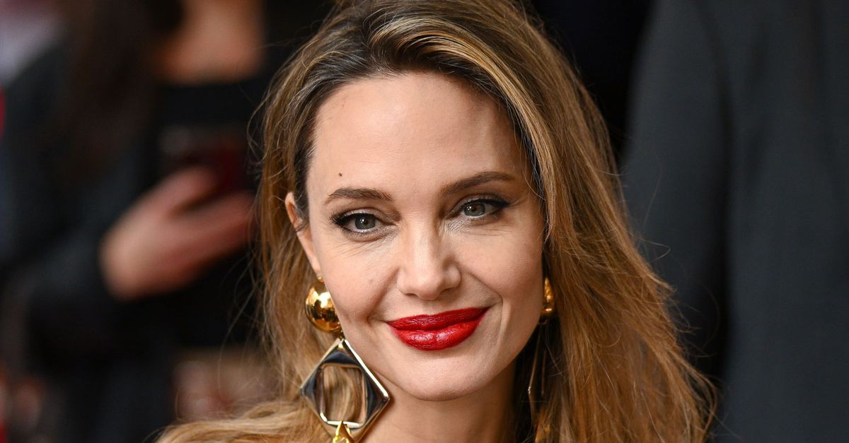 Angelina Jolie's Airport Outfit Recipe Works from Coach to First Class ...