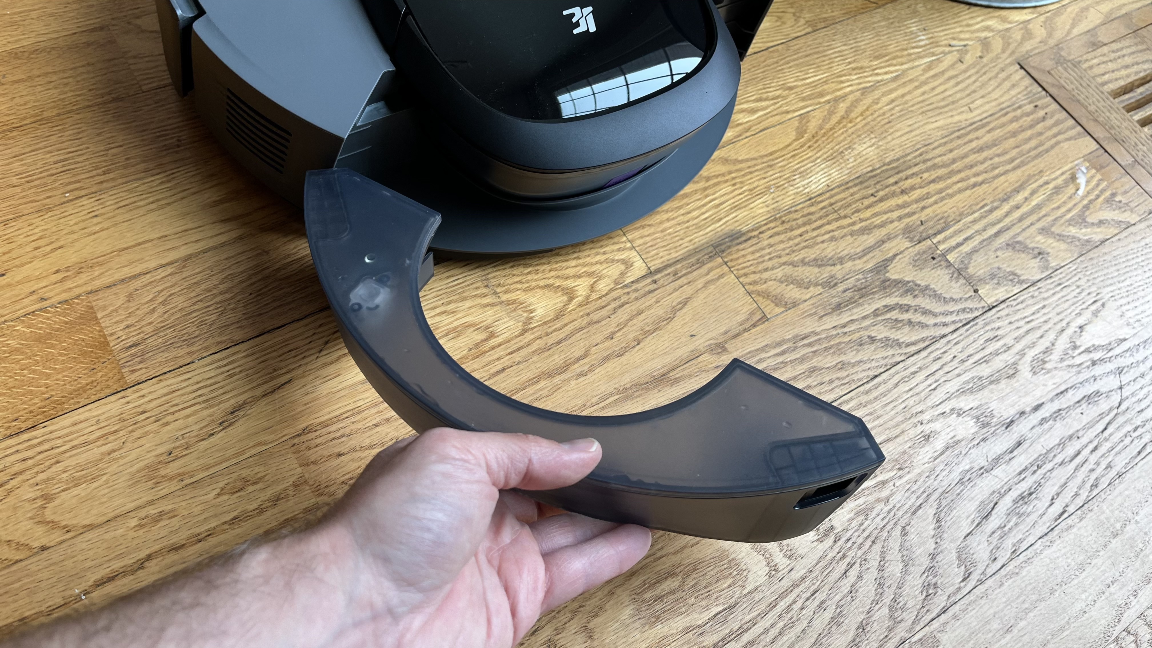 3i G10+ robot vacuum in use