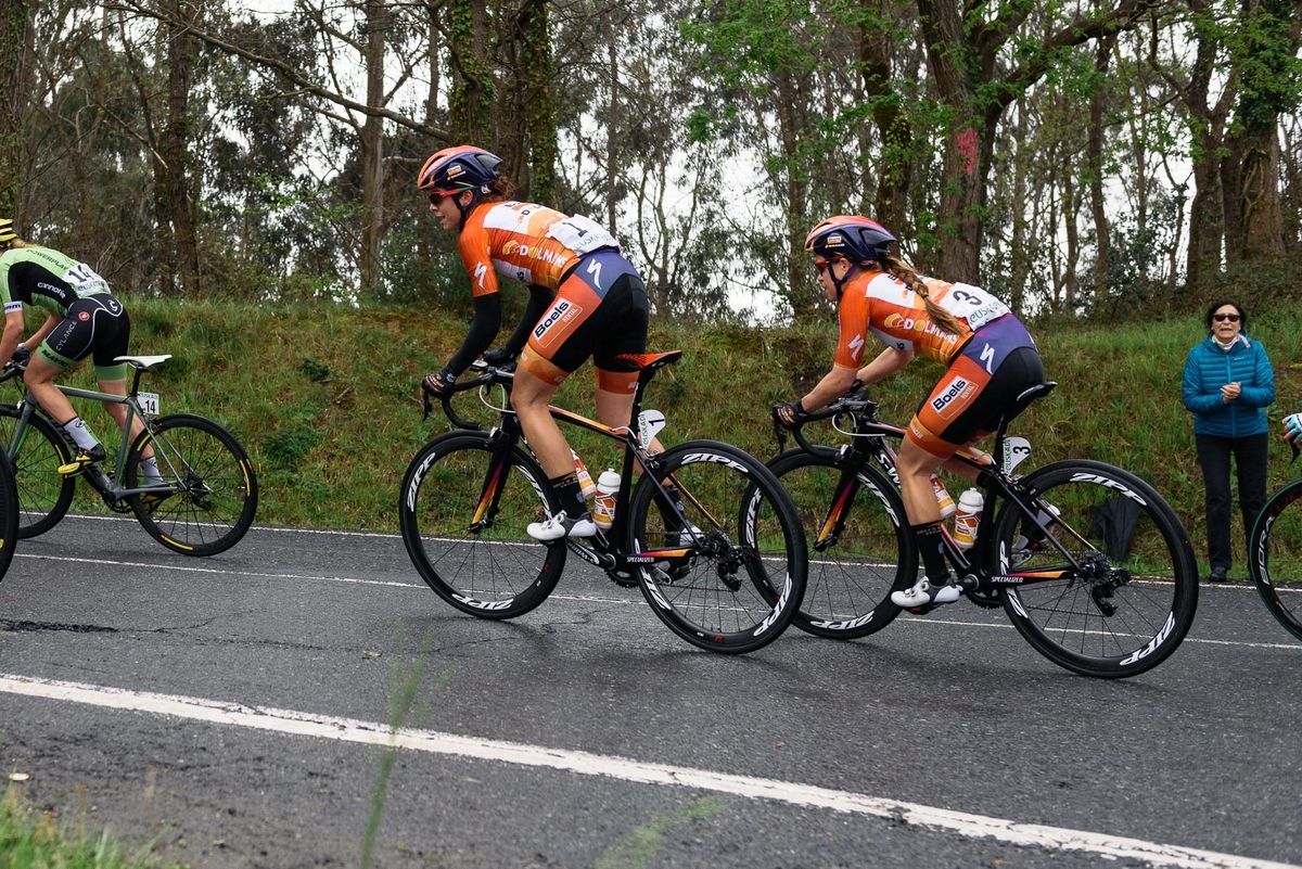 Evelyn Stevens and Karol-Ann Canuel sweep around the hairpin - Emakumeen Bira 2016 Stage 4