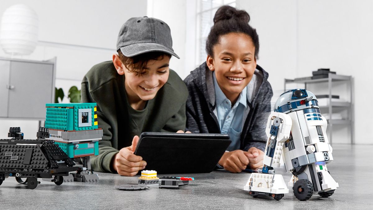 Lego Boost Droid Commander combines app play and real-world brick building for a "Star Wars" experience.