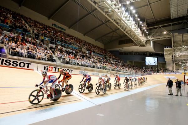 Scratch race action.
