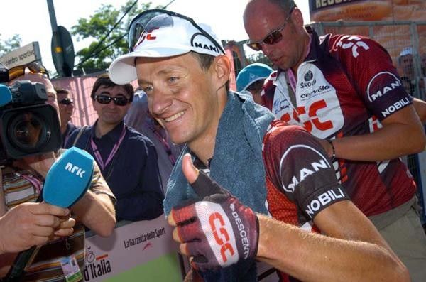 Thumbs up for stage winner Kurt-Asle Arvesen (Team CSC)