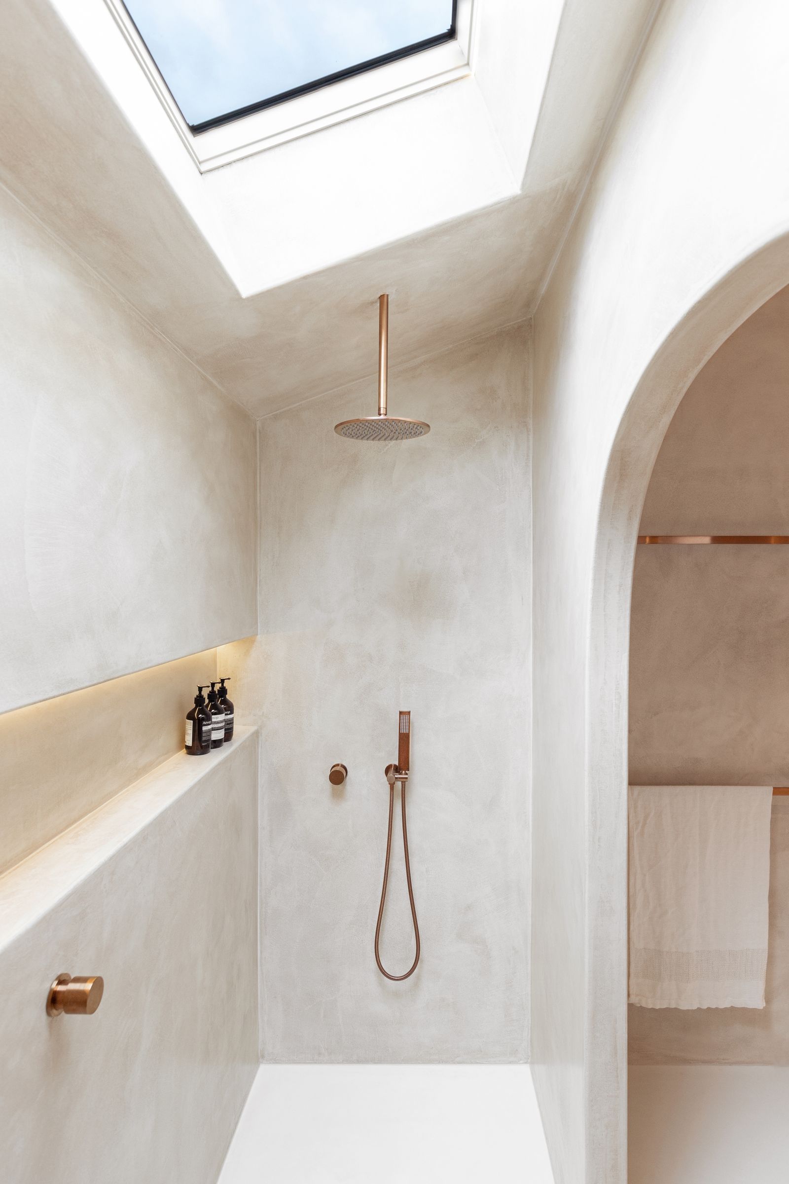 9 bold bathroom niche ideas that designers are embracing | Livingetc