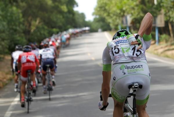 Ramon Sinkeldam (Argos-Shimano) chases back after a feed