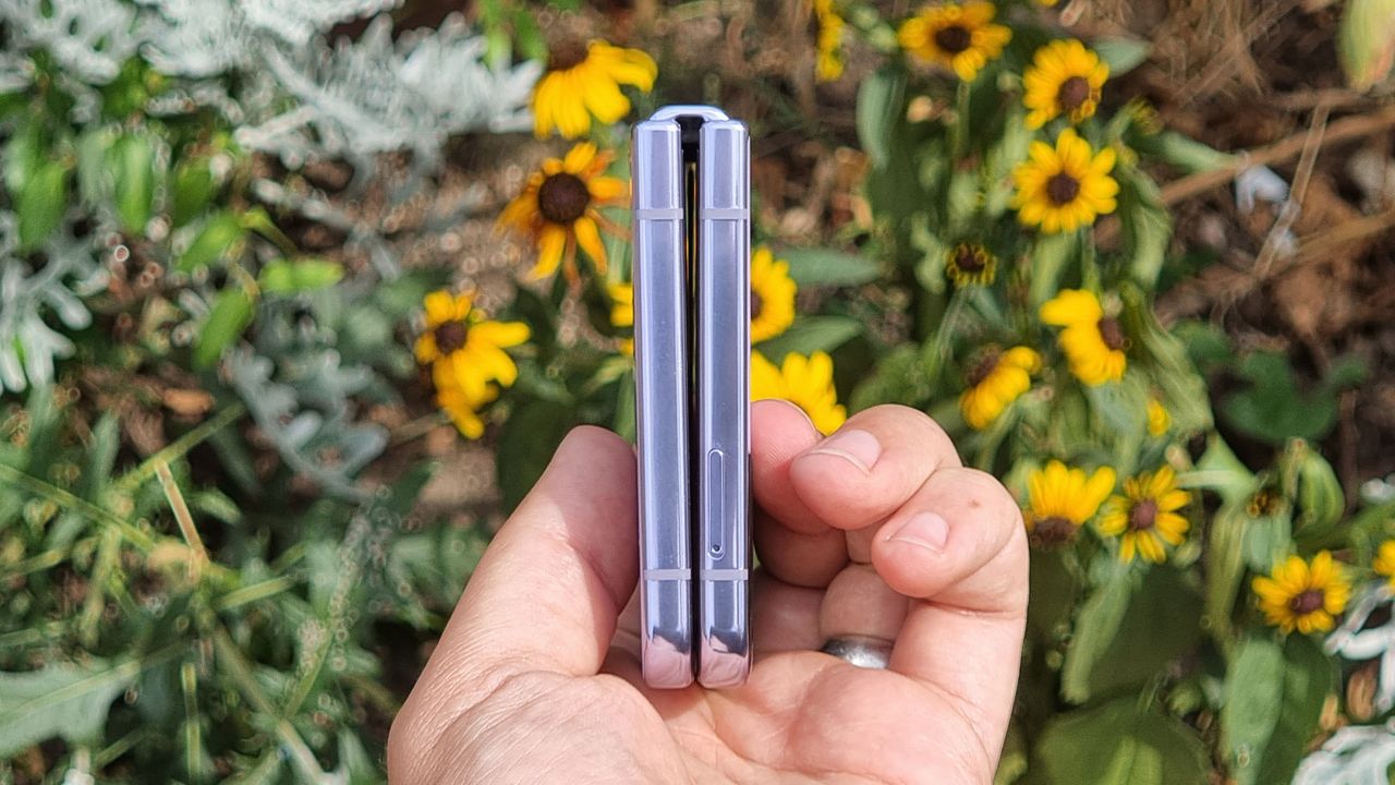 Samsung Galaxy Z Flip 4 review Bora Purple closed in hand side