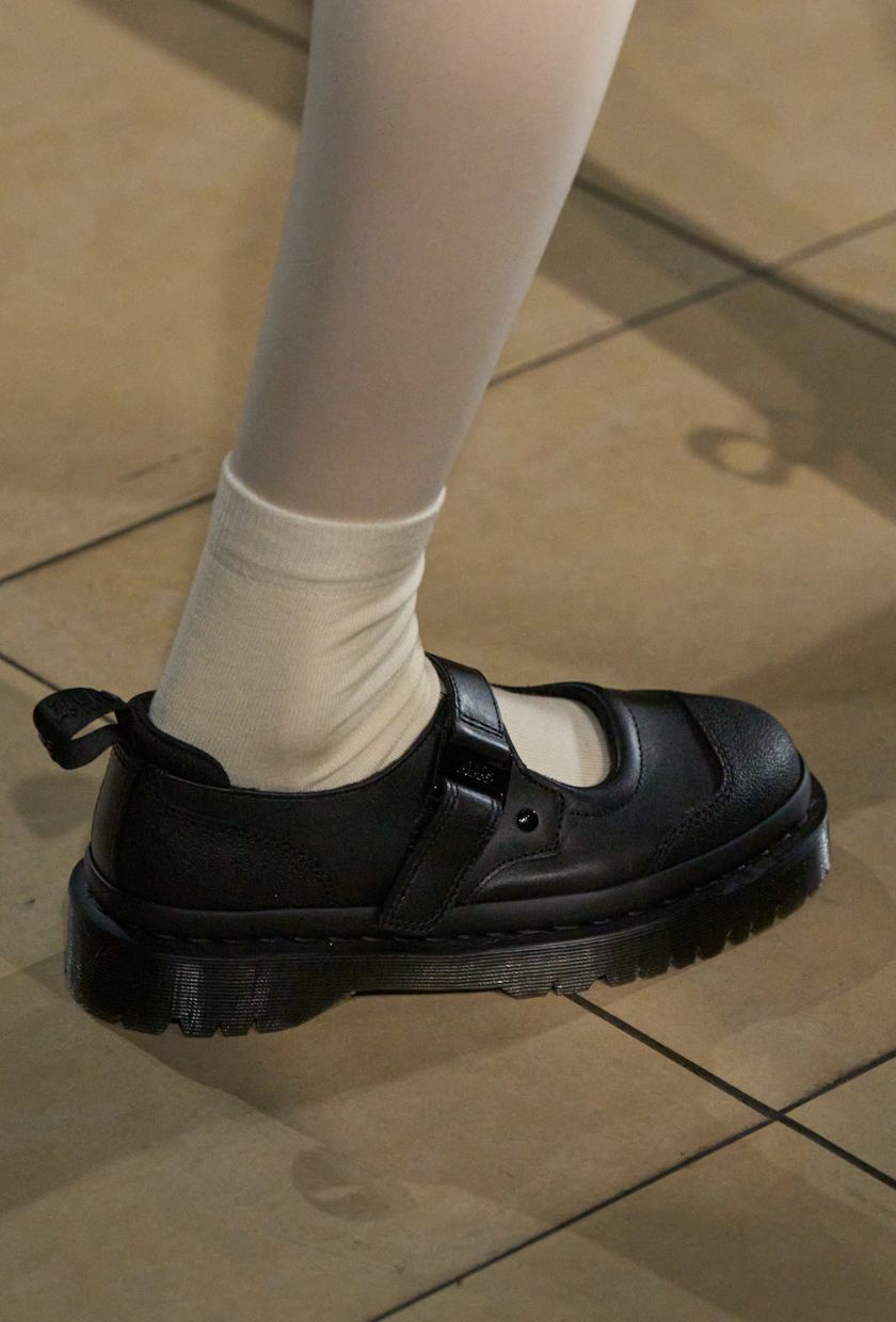 3YVTFvvWmrdTtwk6LryHXV 5 اتجاهات أنيقة للأحذية المسطحة لعام 2025 لتقليدها هذا الشتاء