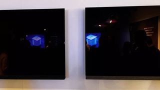 Demonstration der blendungsreduzierenden Vanta Black-Beschichtung auf zwei OLED-Fernsehern