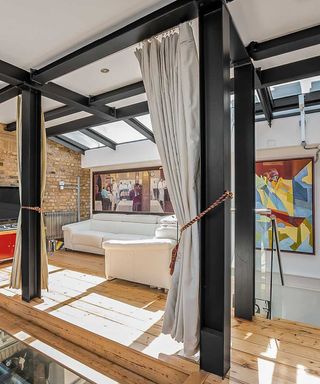 Cool London Airbnb for rent, lounge in a penthouse in Bloomsbury