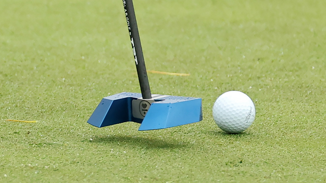 Photo of Adam Scott and his blue putter