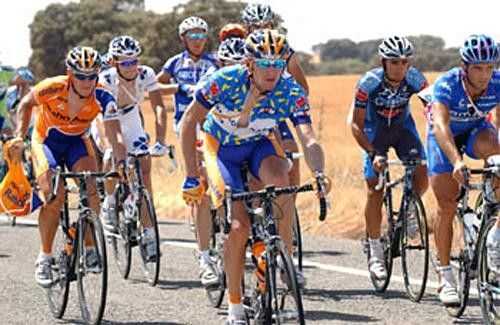 Afternoon tea time - the peloton come into the feed zone.