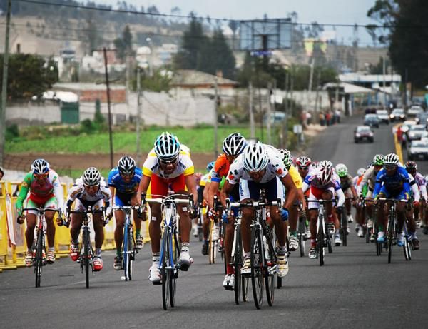 The peloton sprints for second place at the conclusion of stage four in Ambato.